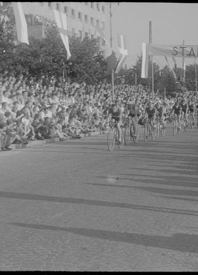 Wyścig kolarski w obwodzie zamkniętym rozgrywany w alei Niepodległośc