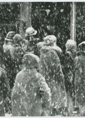 Warszawska ulica podczas śnieżnej zadymki