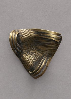 Broszka mosiężna trójkątna