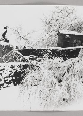 Pomnik Syreny na murach obronnych zimą