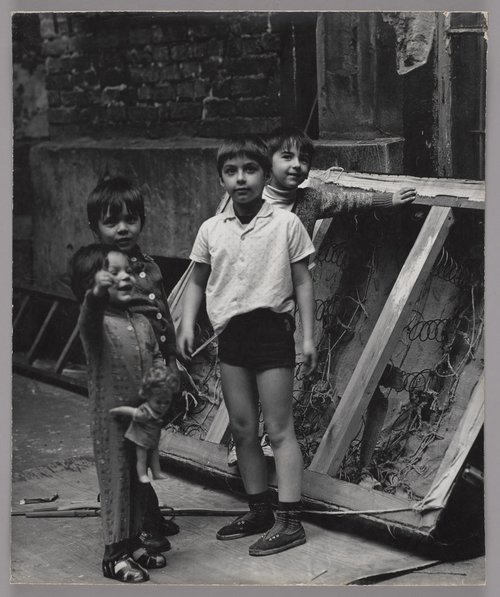 Dzieci na podwórzu kamienicy przy ulicy Środkowej 25