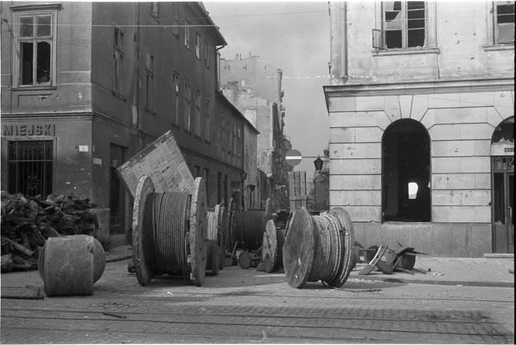 Zaczątek barykady przy wylocie ulicy Wareckiej na Nowy Świat