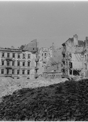 Ruiny zabudowy w rejonie skrzyżowania ulic Siennej i Wielkiej