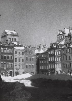 Rynek Starego Miasta zimą, widok na kamienice strony Dekerta i Barssa