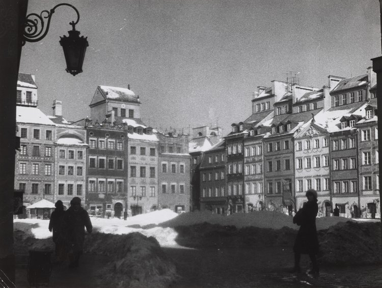 Rynek Starego Miasta zimą, widok na kamienice strony Dekerta i Barssa