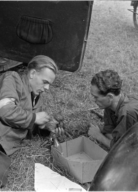 Powstańcy podczas czyszczenia części do samochodu