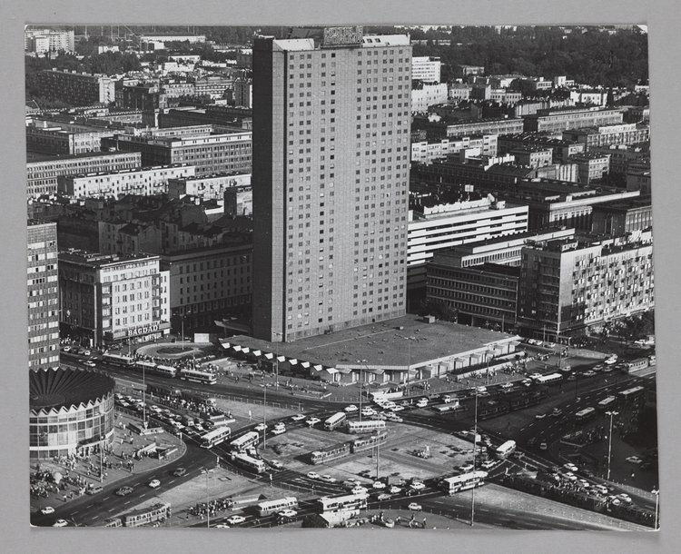 Widok z Pałacu Kultury i Nauki na hotel Forum i okolice