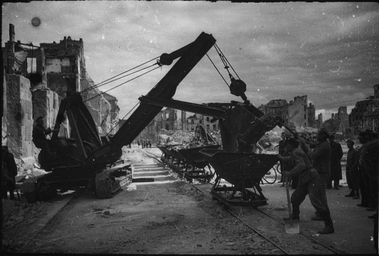 Usuwanie gruzu z ulicy Świętokrzyskiej
