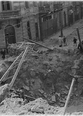 Lej po wybuchu bomby na skrzyżowaniu ulic Złotej i Zielnej