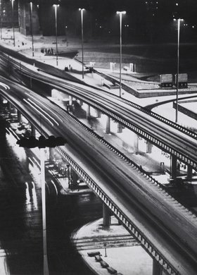 Widok na ulicę Marchlewskiego (obecnie: Jana Pawła II) nocą