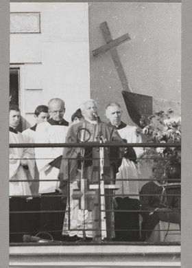 Pogrzeb bł. ks. Jerzego Popiełuszki - bp. Władysław Miziołek przemawiający w otoczeniu kapłanów na balkonie kościoła p.w. św. Stanisława Kostki