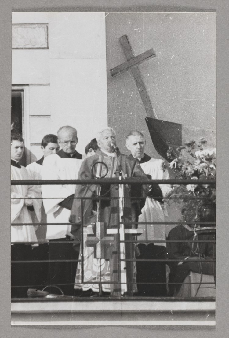 Pogrzeb bł. ks. Jerzego Popiełuszki - bp. Władysław Miziołek przemawiający w otoczeniu kapłanów na balkonie kościoła p.w. św. Stanisława Kostki