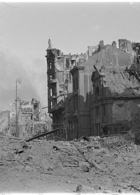 Ruiny zabudowy przy ulicy Stanisława Moniuszki