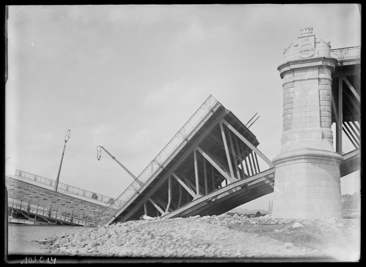 Most Mikołajewski (Poniatowskiego) zniszczony przez wycofujące się z Warszawy wojska rosyjskie