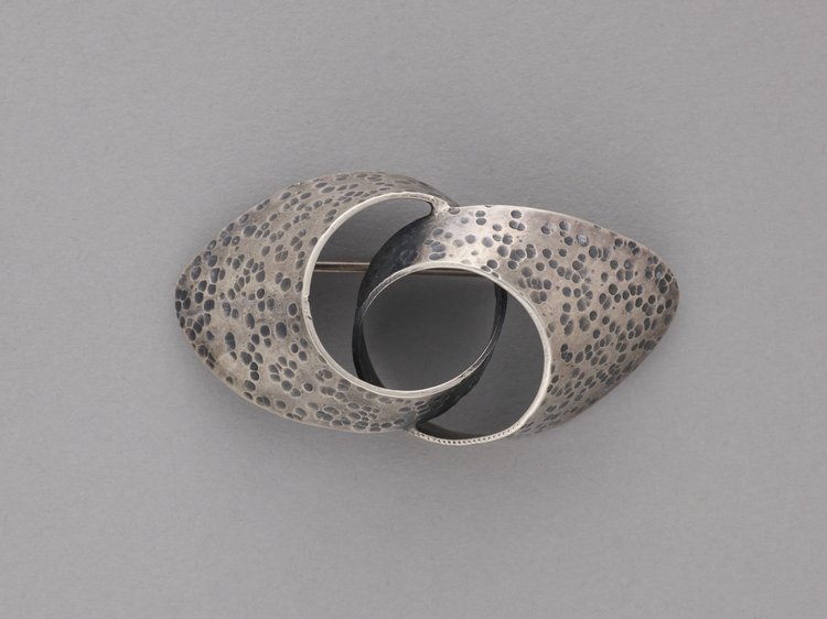 Broszka z połączonych pierścieni