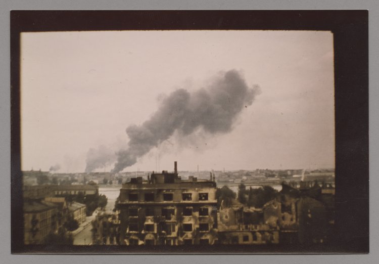 Widok na zniszczone Powiśle i dymy nad Pragą