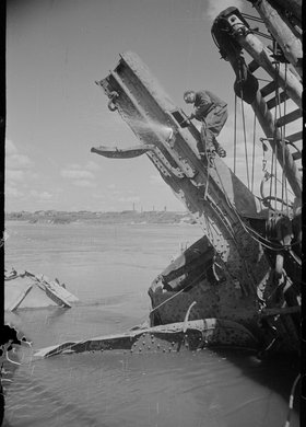 Robotnik podczas pracy na stalowych belkach zburzonego mostu Średnicowego