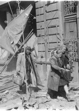 Ludność cywilna na ulicy Kruczej