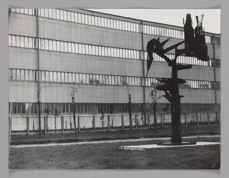 Rzeźba "Dzieciom poległym za Warszawę" Eweliny Michalskiej z I Biennale Rzeźby w Metalu