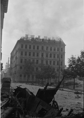 Płonący dach dawnego hotelu Francuskiego przy placu Dąbrowskiego 5