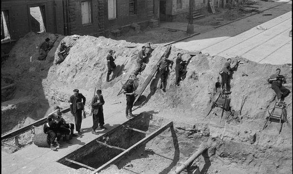 Barykada na ulicy Żelaznej w rejonie skrzyżowania z Grzybowskiej