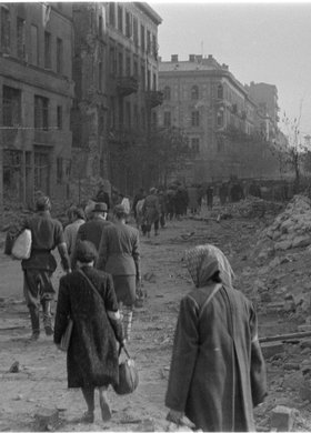 Ludność cywilna opuszczająca miasto po kapitulacji powstania