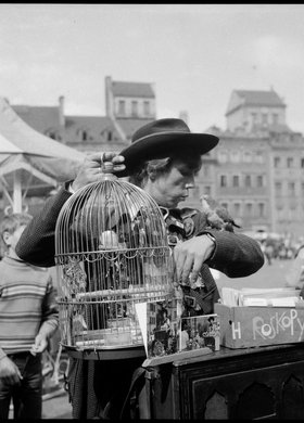 Kataryniarz i jego katarynka na Rynku Starego Miasta