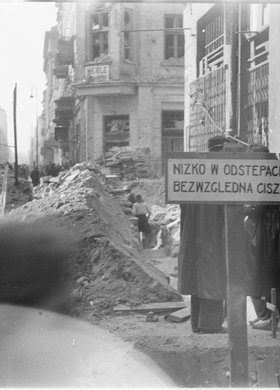 Przejście wykopem na skrzyżowaniu ulic Złotej i Zielnej
