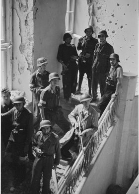 Powstańcy na schodach w pałacu Staszica