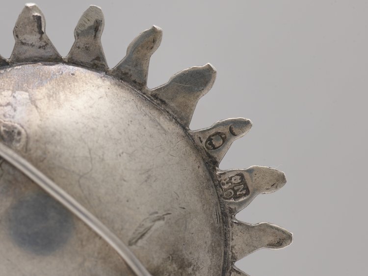 Broszka ze słońcem - maską solarną i ziemią