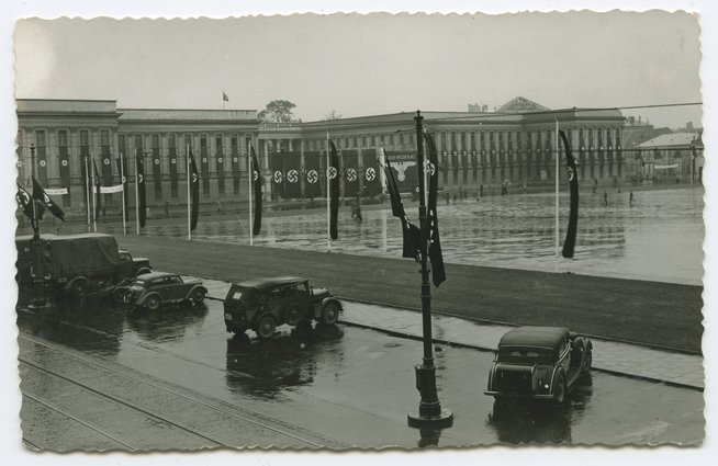 Plac Piłsudskiego udekorowany niemieckimi flagami