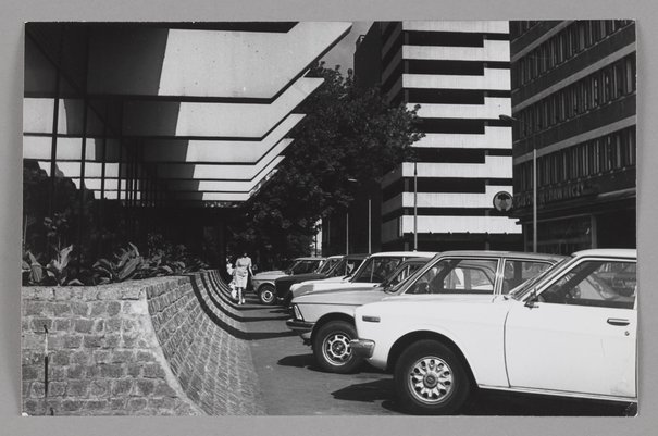 
                     
                     Edward Hartwig, Ulica Nowogrodzka przy hotelu Forum, przed 1984
                     
                     