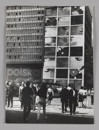 Wielkoformatowa reklama Mody Polskiej na ścianie budynku przy Marszałkowskiej 91/97