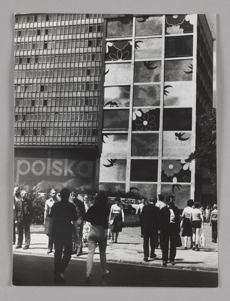 Wielkoformatowa reklama Mody Polskiej na ścianie budynku przy Marszałkowskiej 91/97