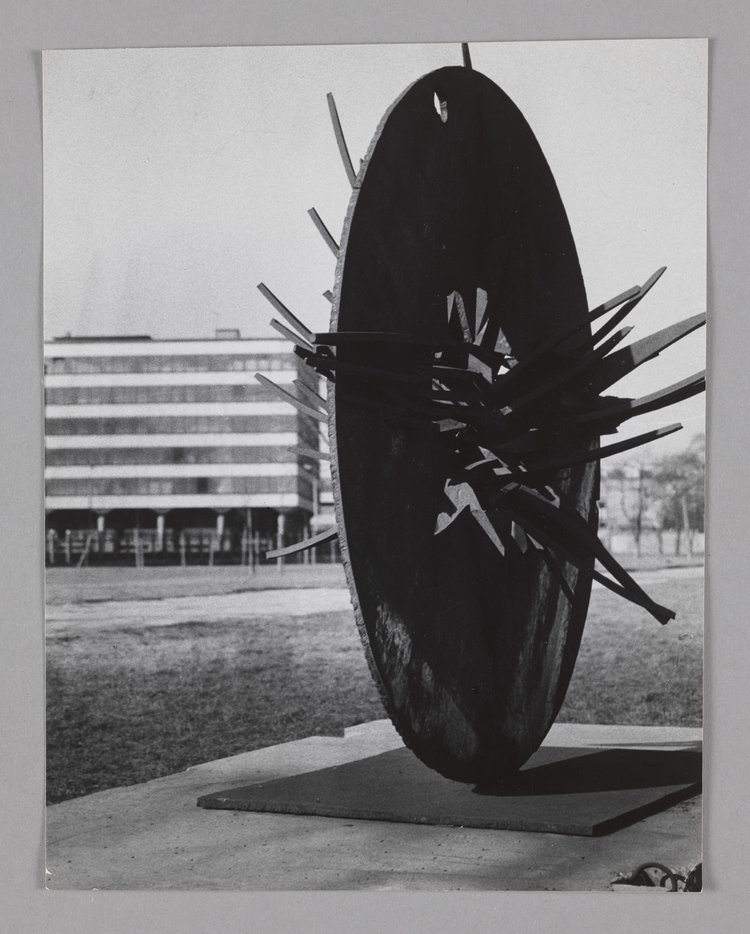 Rzeźba "Planetoida" Henryka Wróblewskiego z I Biennale Rzeźby w Metalu