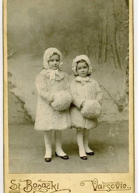 Portret dwóch dziewczynek w zimowych ubraniach