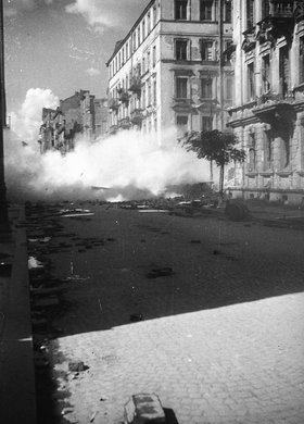 Obracająca się w gruzy kamienica przy ulicy Poznańskiej 24