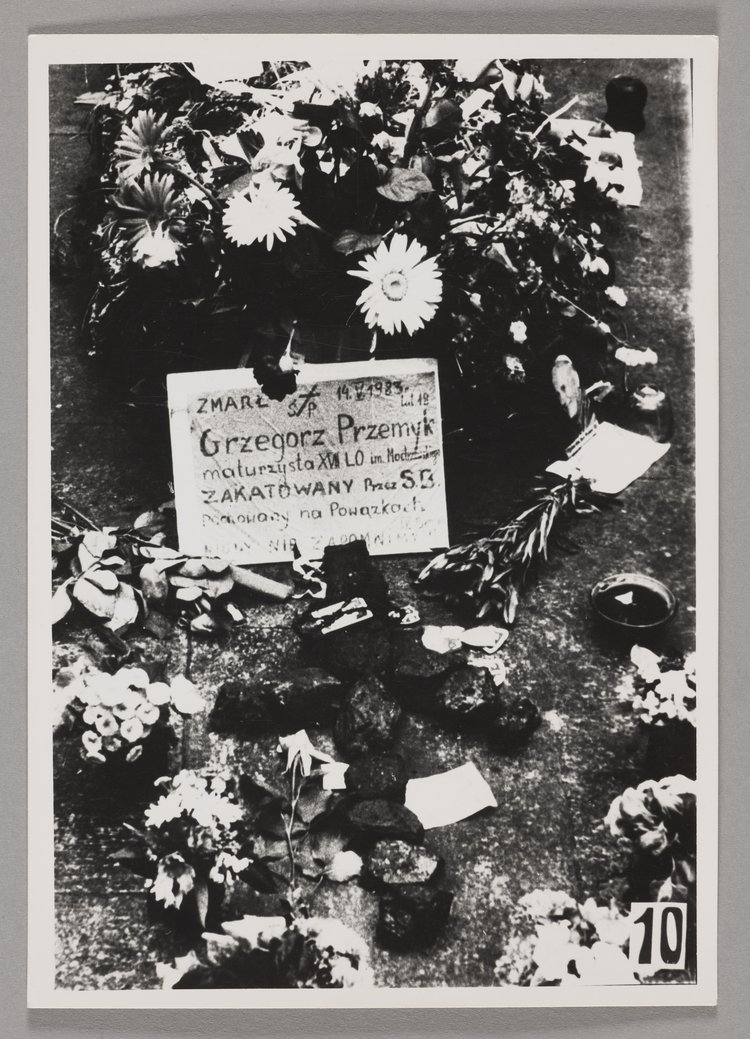 Pogrzeb Grzegorza Przemyka - zdjęcie tablicy pamiątkowej o zmarłym położonej przy jego grobie znajdującym się na Cmentarzu Powązkowskim