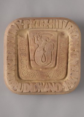 Tablica z Syreną i napisem Odbudowa Warszawy