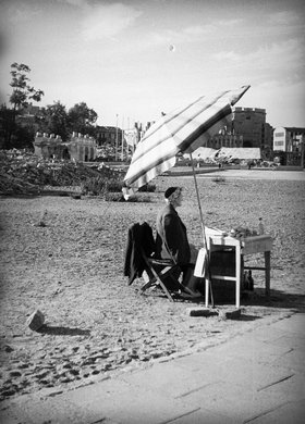 Prowizoryczne stoisko z artykułami spożywczymi na placu Marszałka Józefa Piłsudskiego