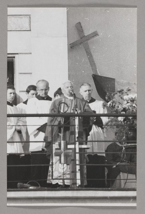 Pogrzeb bł. ks. Jerzego Popiełuszki - bp. Władysław Miziołek przemawiający w otoczeniu kapłanów na balkonie kościoła p.w. św. Stanisława Kostki