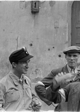 Grupa powstańców na ulicy Wareckiej