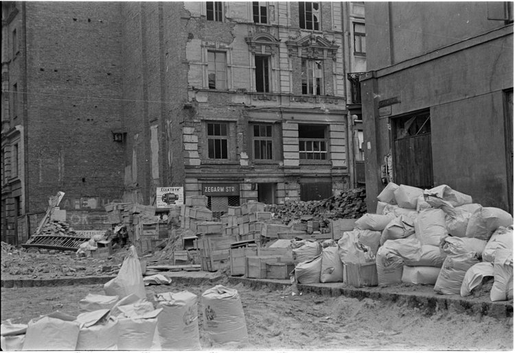 Budowa barykady na Nowym Świecie