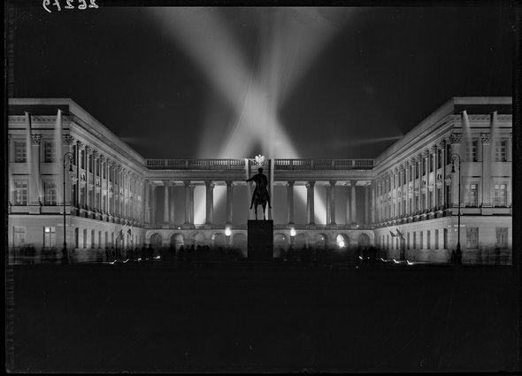 Pałac Saski w nocnym oświetleniu