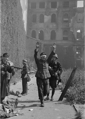 Powstańcy i jeniec z Komendy Policji