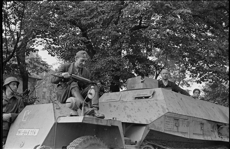 Powstańcy w zdobytym transporterze