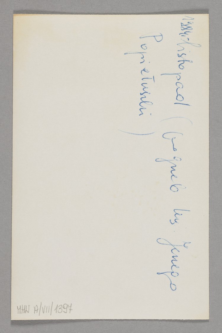 Pogrzeb bł. ks. Jerzego Popiełuszki - katafalk pokryty kwiatami, wieńcami i wiązankami oraz balkon świątyni, na którym stworzono prowizoryczny ołtarz