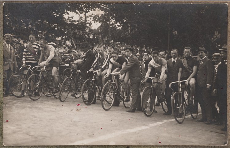 Album z fotografiami cyklistów na Dynasach