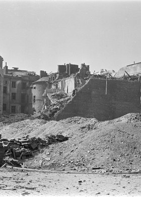 Ruiny zabudowy przy ulicy Siennej