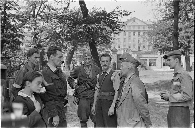 Powstańcy Zgrupowania AK "Krybar" w ogrodzie Konserwatorium Muzycznym przy ulicy Okólnik